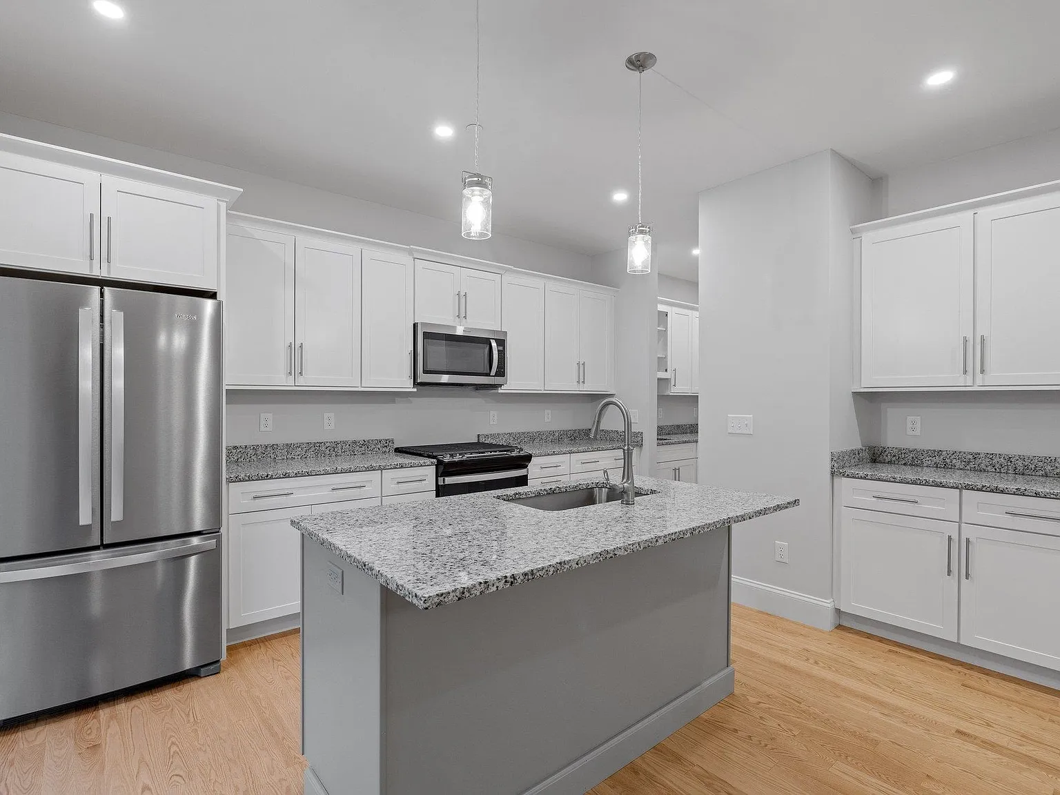 3 bed, 2.5 bath, 1800 sqft, $3,400 — Photo 2