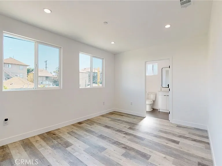 236 N Burlington Ave — Photo 6