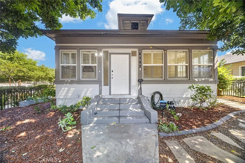 3 bed, 1118 sqft, $3,400 — Photo 1