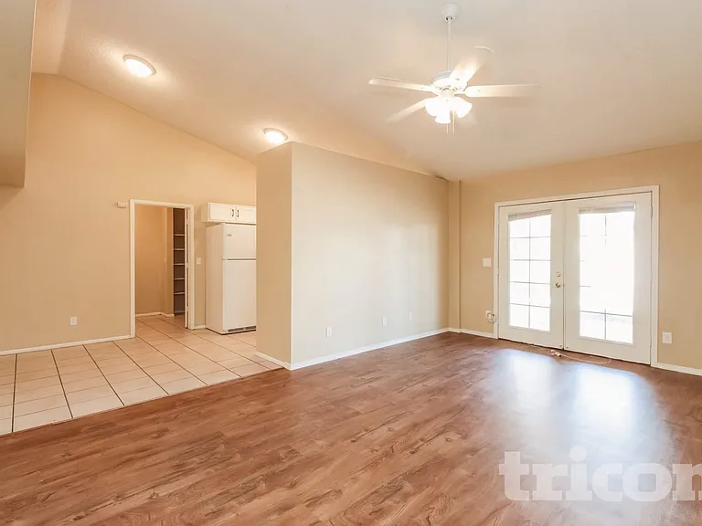 102 W Ivyglen St — Photo 4