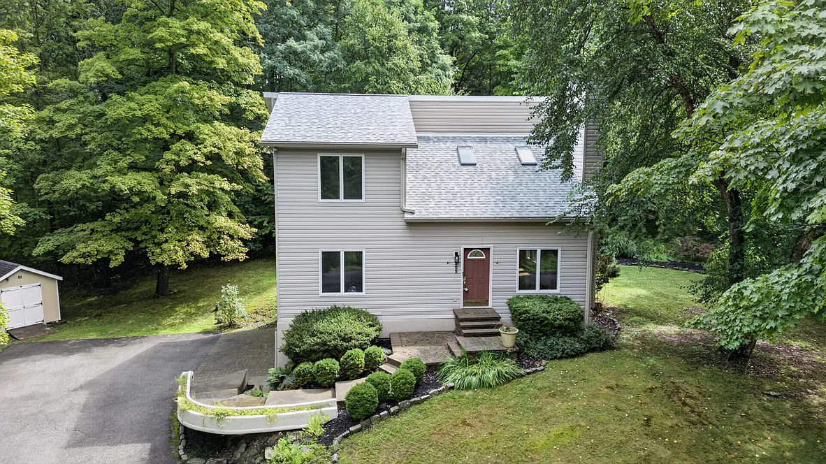 3 bed, 2394 sqft, $3,600 — Photo 2