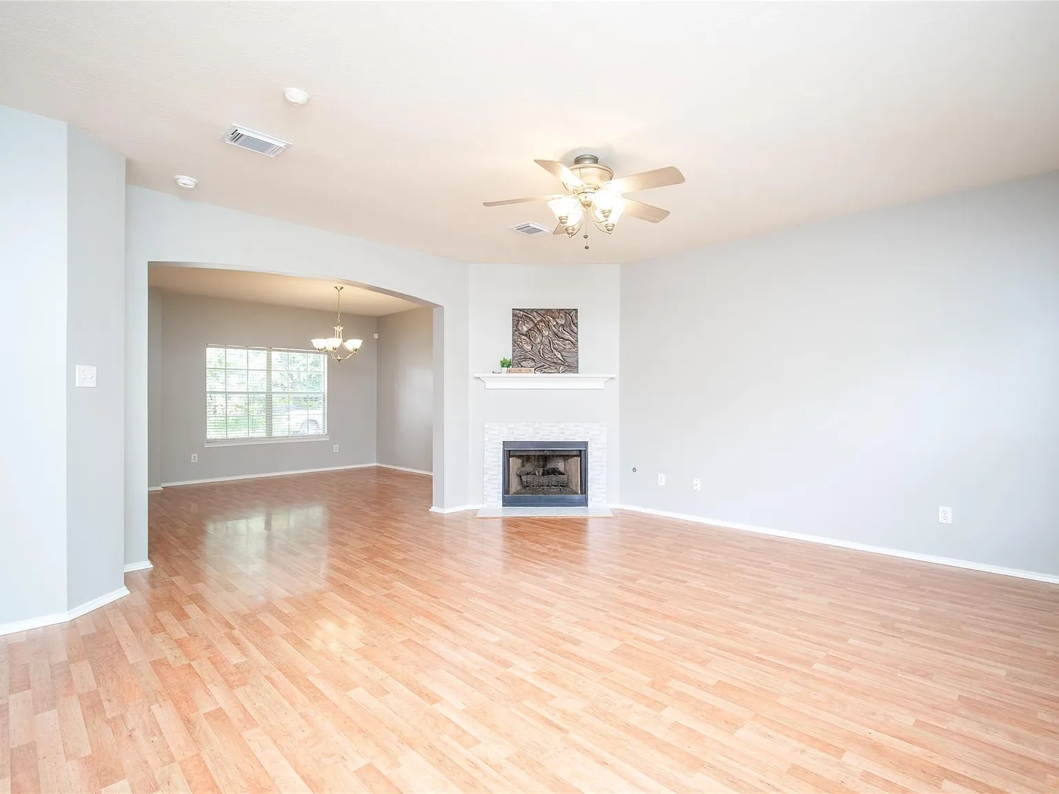 4 bed, 2.5 bath, 2415 sqft, $2,400 — Photo 3