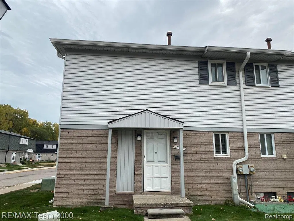 2 bed, 1.5 bath, 1032 sqft, $1,200 — Photo 1