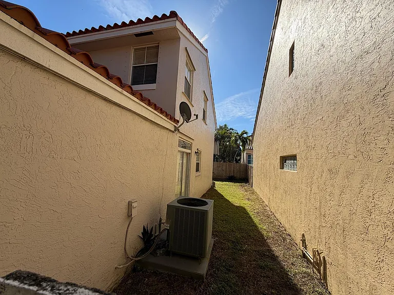 3780 Amalfi Dr — Photo 16