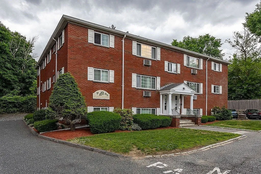 2 bed, 667 sqft, $2,300 — Photo 1