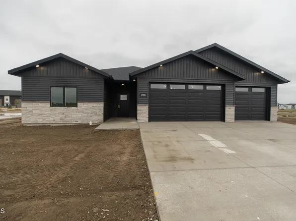 200 Paradise Dr, Bismarck, ND 58504
