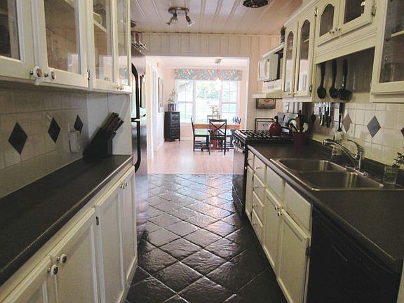 4th image of 174 Sharon Ave