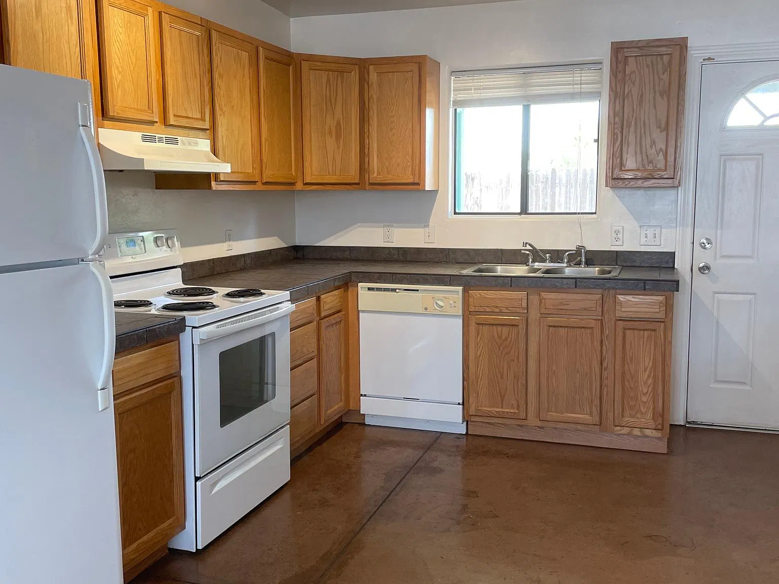 3 bed, 950 sqft, $1,600 — Photo 2