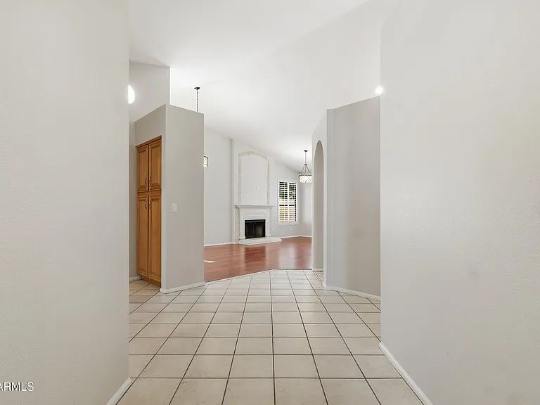 225 W Vera Ln — Photo 5
