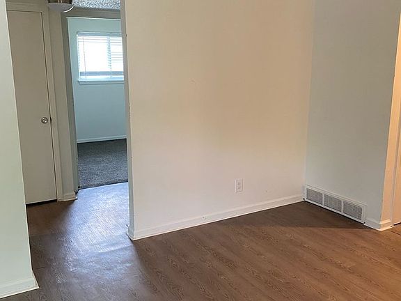 5th image of 111 N Chestnut Dr #01e6dc4f6