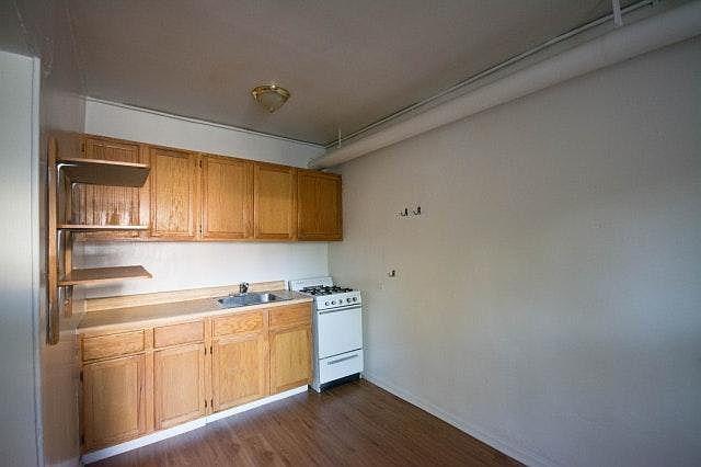 2nd image of 2432 N Linden Pl APT B4