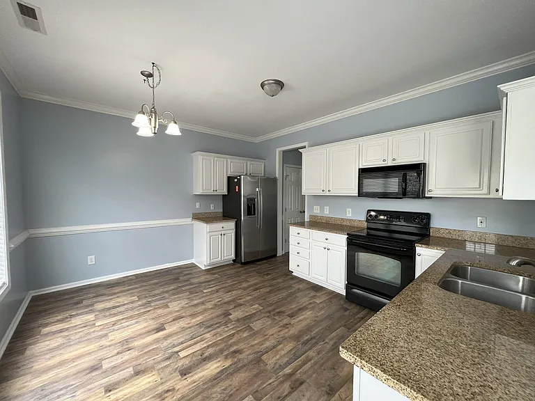 783 Hay River St — Photo 10