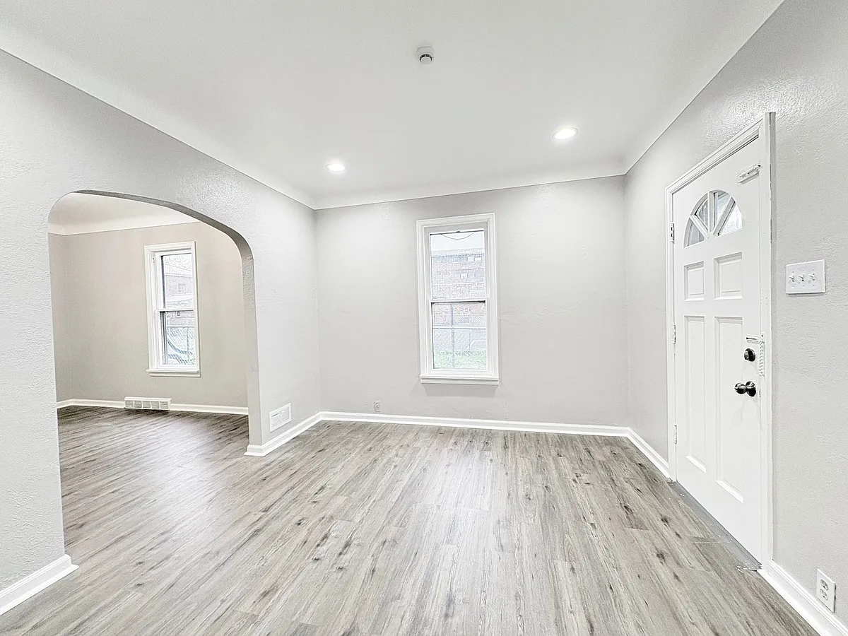 Building Photo - 42 Magyar St
