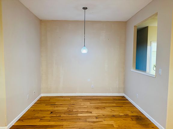 Breakfast / dining room