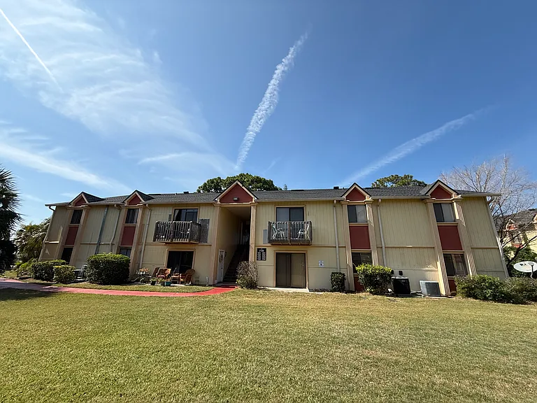 2100 Forest Knoll Dr NE #202 — Photo 1