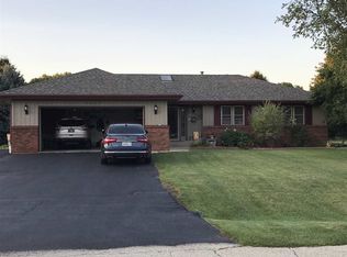 6643 Red Barn Rd, Loves Park, IL 61111