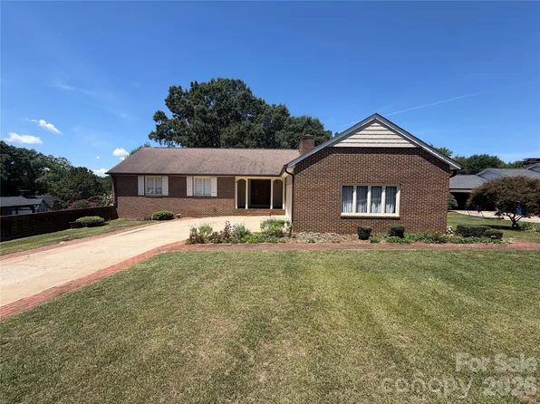 3721 9th Street Dr NE, Hickory, NC 28601