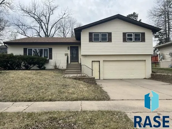 2013 S Hawthorne Ave, Sioux Falls, SD 57105