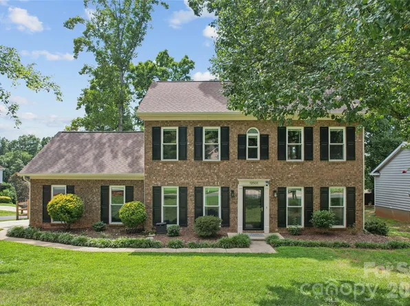 12501 Diamond Dr, Pineville, NC 28134