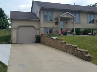 915 W Monroe Ave, Hartford, WI 53027