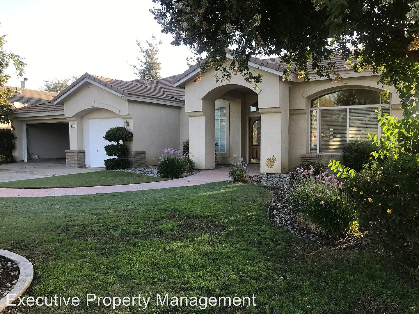 614 Windsor Park Dr photo 1