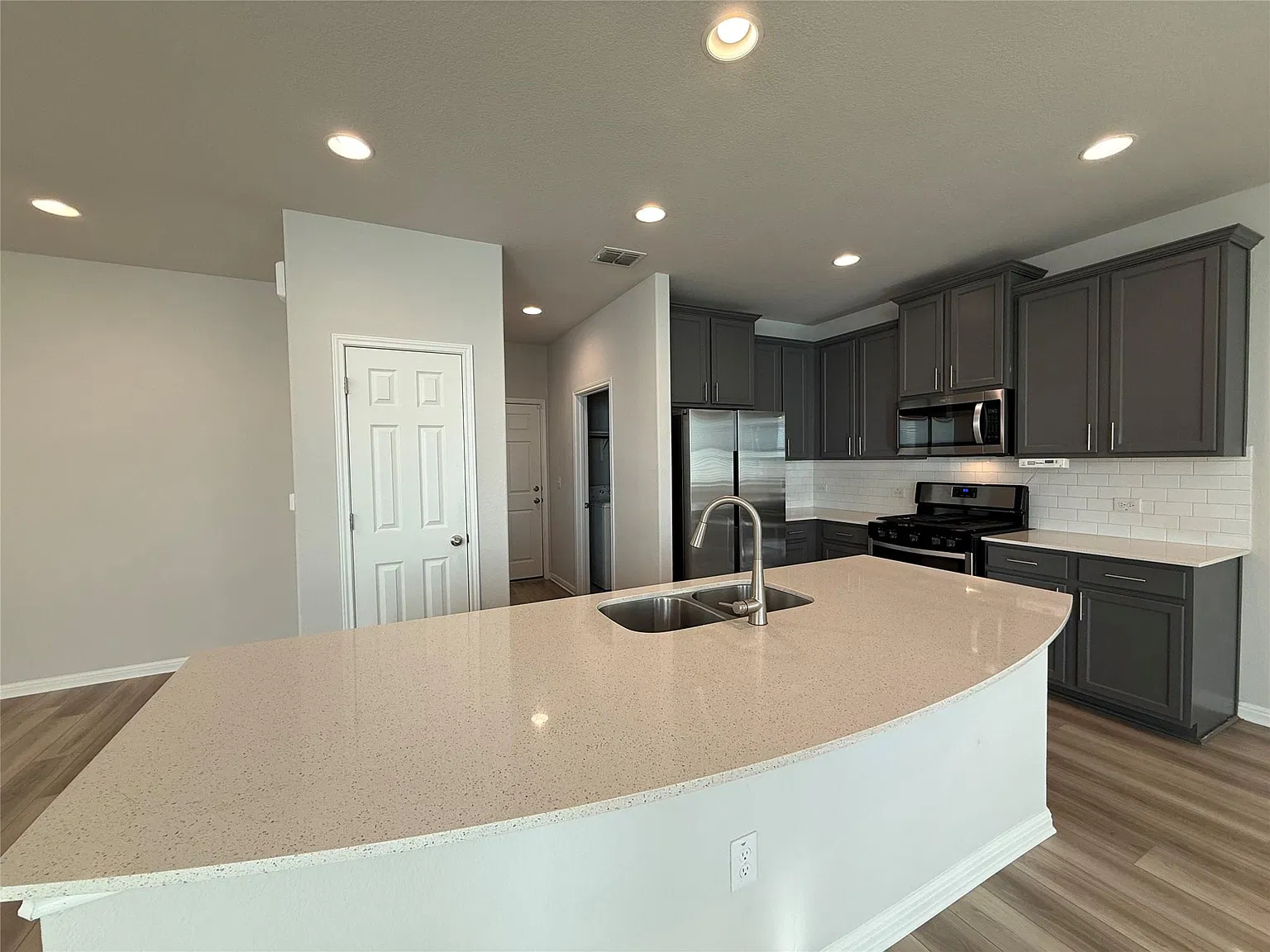 4 bed, 2.5 bath, 2253 sqft, $2,600 — Photo 4