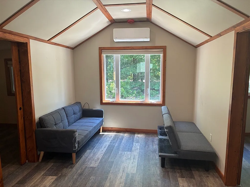 2 bed, 1.0 bath, 595 sqft, $1,950 — Photo 3