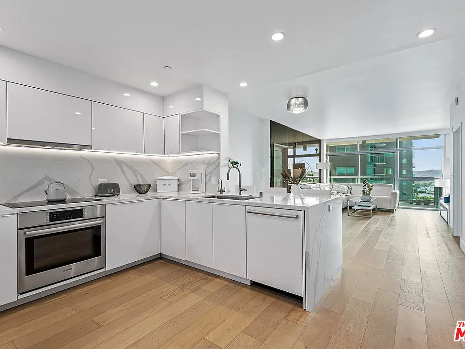 13700 Marina Pointe Dr #925