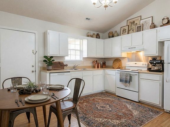 4th image of 1030 Sycamore Rd #2