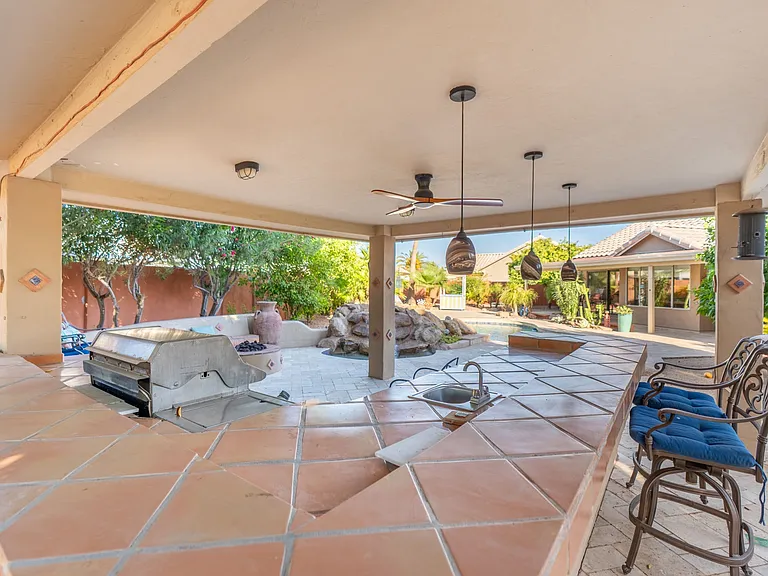 372 W Amoroso Dr — Photo 31