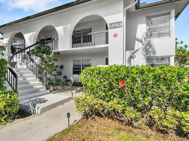 13921 Royal Palm Ct #D — Photo 30