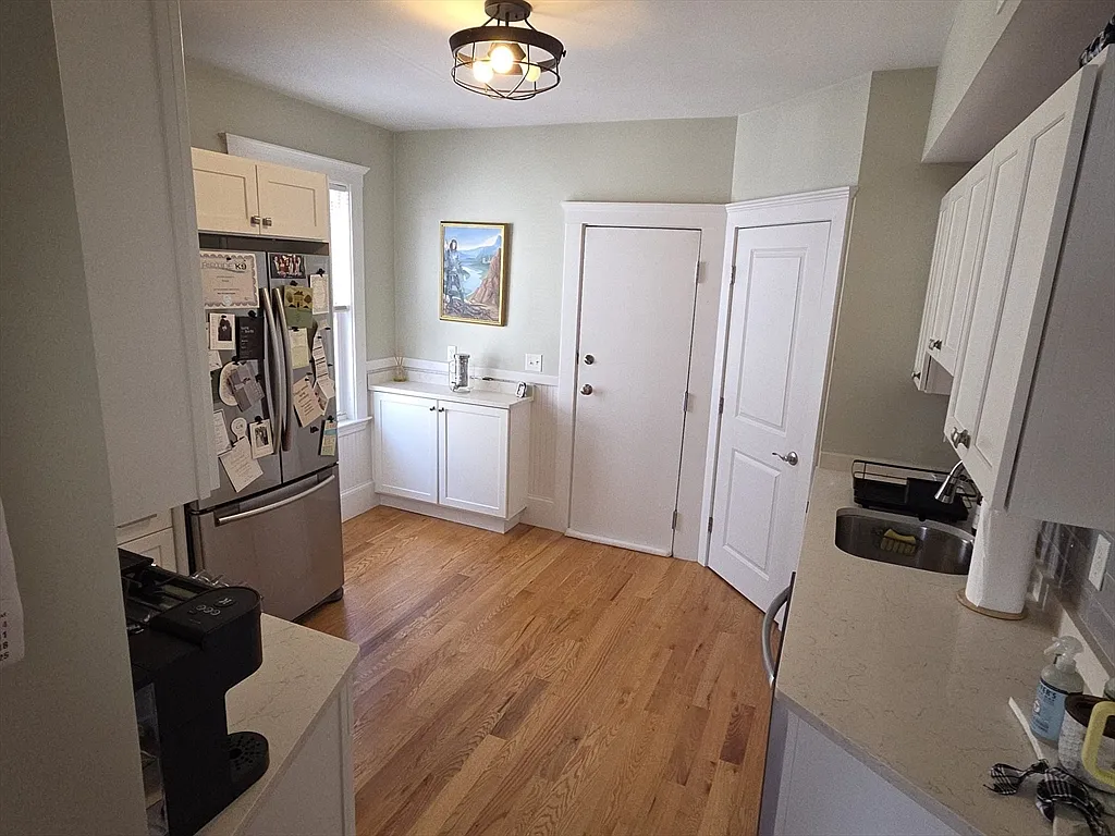 3 bed, 1.5 bath, 1002 sqft, $3,500 — Photo 2