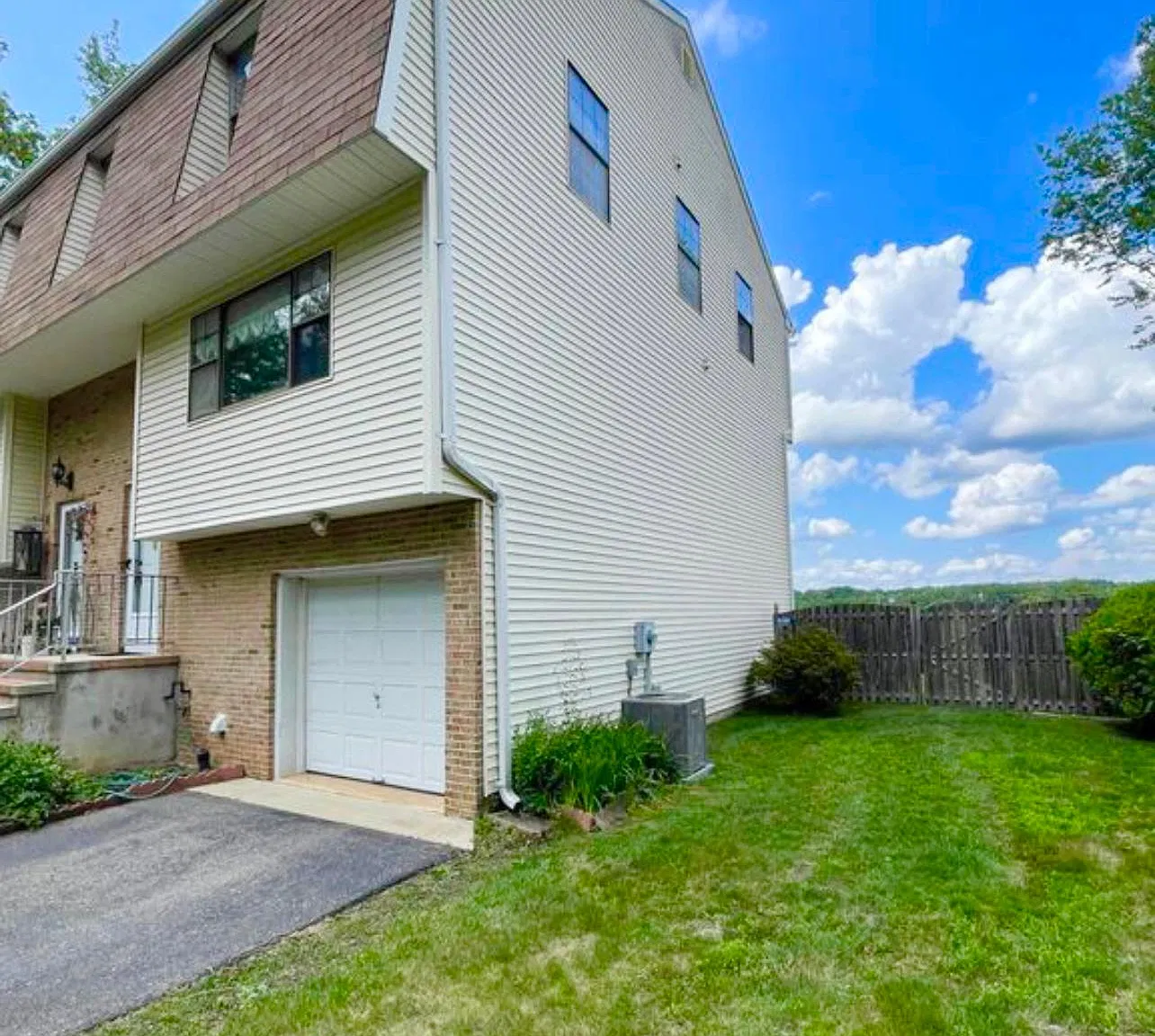 4 bed, 2077 sqft, $4,100 — Photo 3