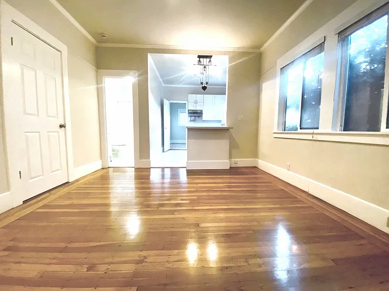 483 41st St — Photo 2