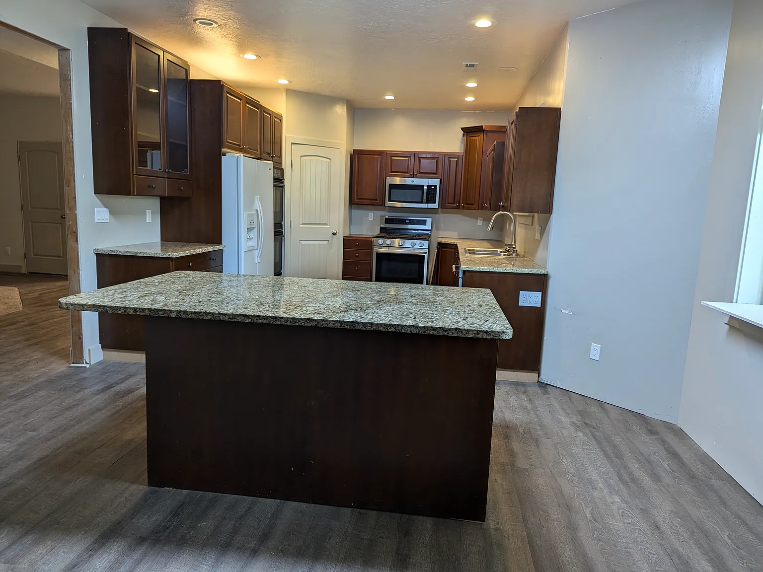 4 bed, 2388 sqft, $2,000 — Photo 3