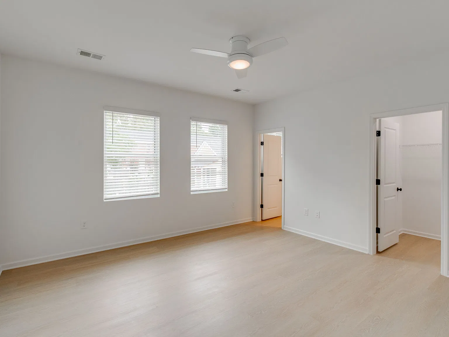 6 bed, 2600 sqft, $5,850 — Photo 4