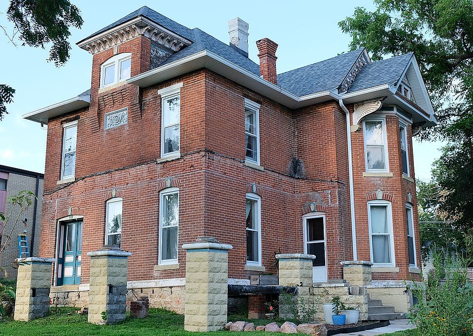 1st image of 822 E St