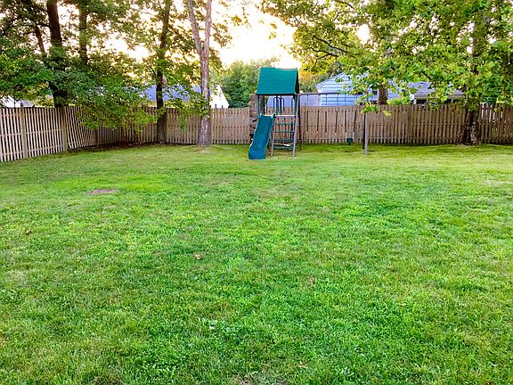 Lg Lvl Bkyard w/New Swingset