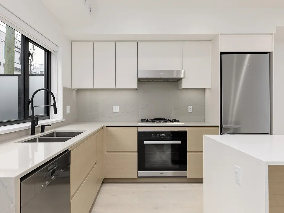 550 W 28th Ave #52