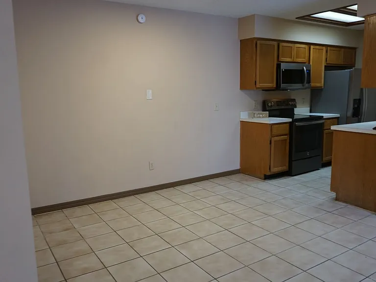 5558 Bennington Dr — Photo 2
