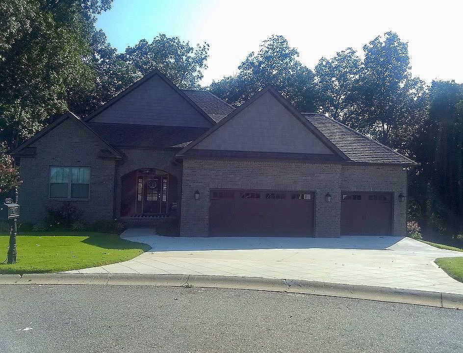 All brick 3 bed 2 bath 3 gar