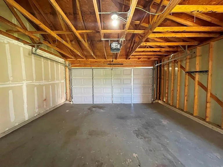 251B Utterback — Photo 26