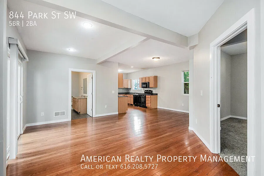 5 bed, 2376 sqft, $2,450 — Photo 2