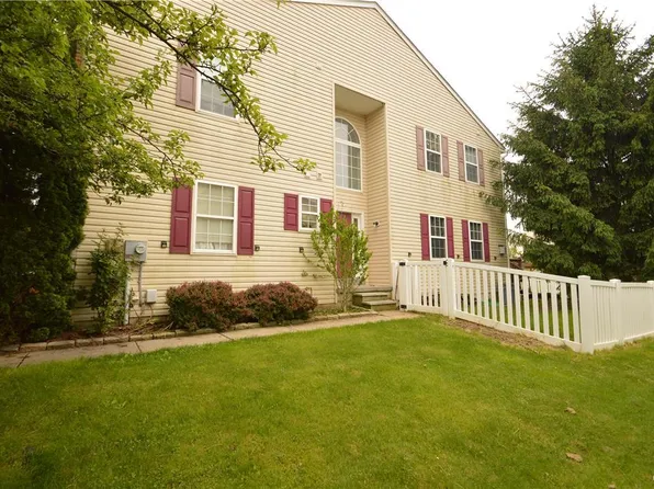 6827 Lincoln Dr, Macungie, PA 18062