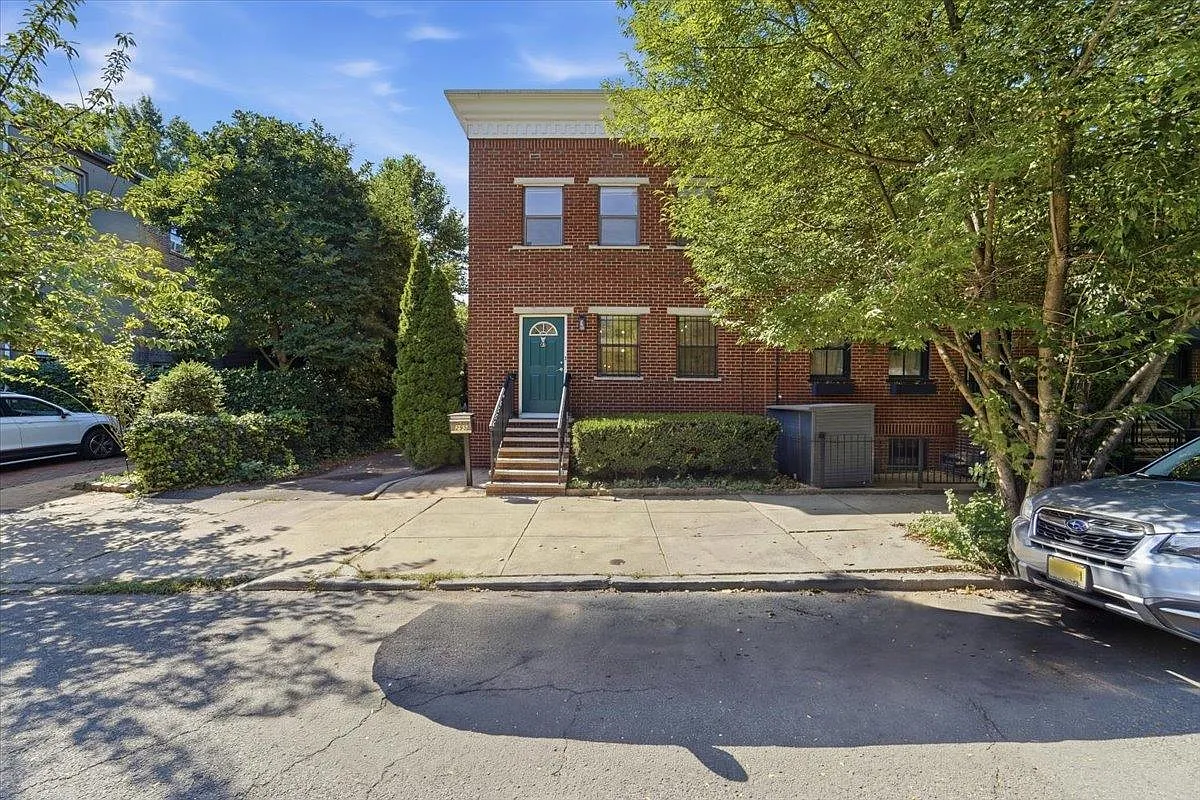 3 bed, 2.5 bath, 1400 sqft, $7,500 — Photo 3