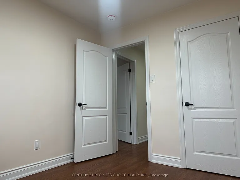 7490 Middleshire Dr — Photo 35