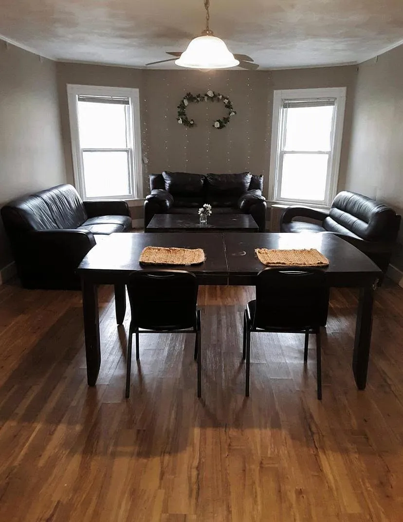 5 bed, 2941 sqft, $3,250 — Photo 2
