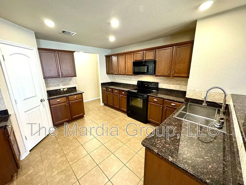 4 bed, 2.0 bath, 1832 sqft, $1,800 — Photo 3