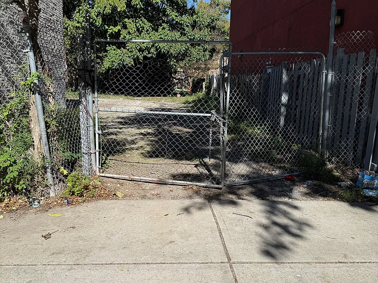 212 Perry St — Photo 20