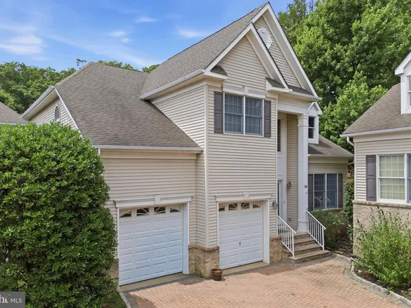 25 Brittany Ct, Atlantic Highlands, NJ 07716